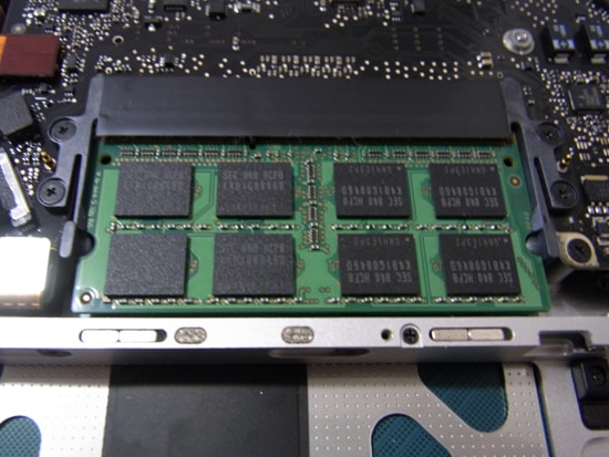 MacBook Pro 15インチ のメモリを8GBへ増設(換装) しましたメモリを取り外す(1)