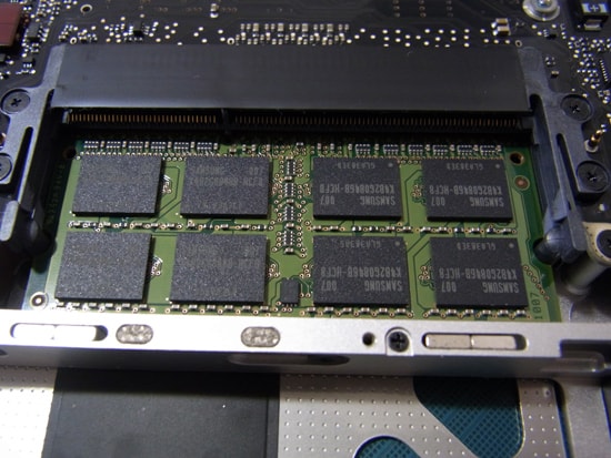 MacBook Pro 15インチ のメモリを8GBへ増設(換装) しました新しいメモリの取り付け(3)