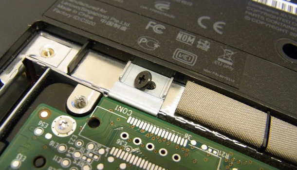 ThinkPad Edge 13" のHDD換装とメモリ増設をしましたHDD増設(4) HDDを外す | ThinkPad Edge 13
