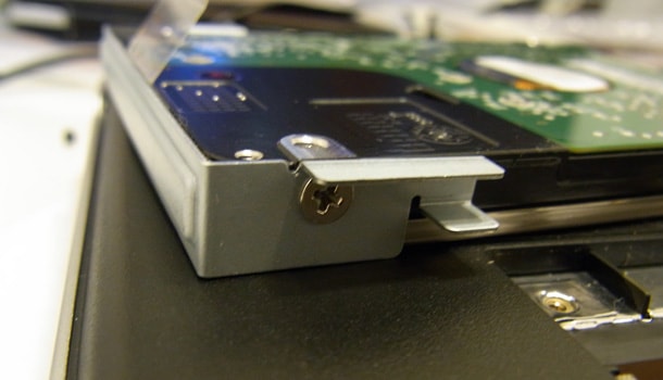 ThinkPad Edge 13" のHDD換装とメモリ増設をしましたHDD増設(6) HDDを外す(3) | ThinkPad Edge 13