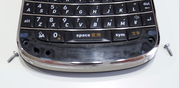 BlackBerry Bold 9900 を外装交換でホワイトにしてみた外装を外す:キーボード(2)