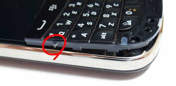 BlackBerry Bold 9900 を外装交換でホワイトにしてみた外装を外す:キーボード(4)