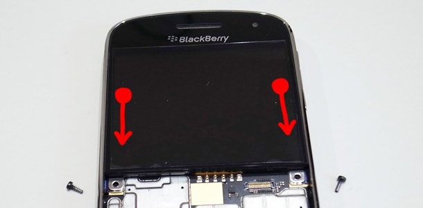 BlackBerry Bold 9900 を外装交換でホワイトにしてみた外装を外す:ミドルケース(2)