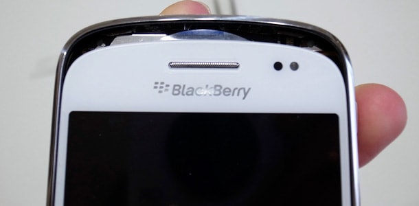 BlackBerry Bold 9900 を外装交換でホワイトにしてみた取り付け:ミドルケース(2)