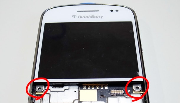 BlackBerry Bold 9900 を外装交換でホワイトにしてみた取り付け:ミドルケース(4)