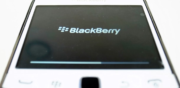 BlackBerry Bold 9900 を外装交換でホワイトにしてみた取り付け:キーボード(3