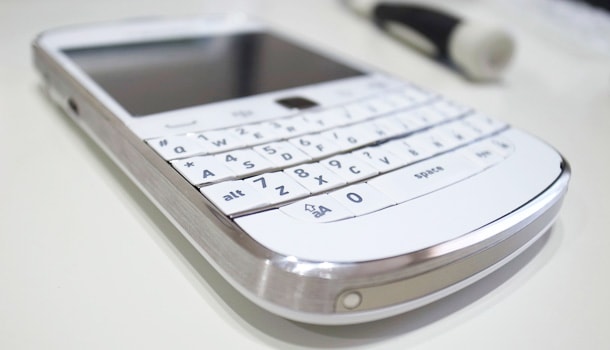 BlackBerry Bold 9900 を外装交換でホワイトにしてみた換装の完成画像