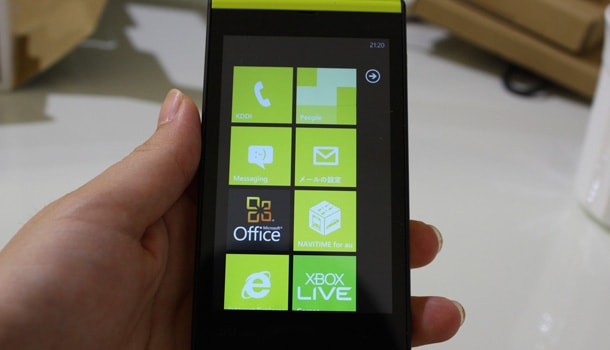Windows Phone 7.5 (IS12T) を買いました《開封まで》Windows Phone 7.5（IS12T）外観 (2)